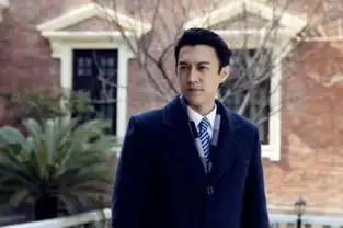 靳东陪家人过节推儿童车变身奶爸