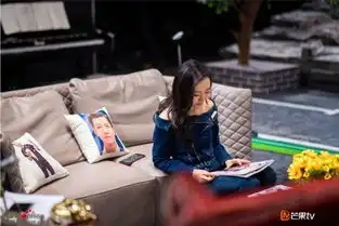 明星大侦探王鸥露迷人一字肩竟和娱记抢饭碗