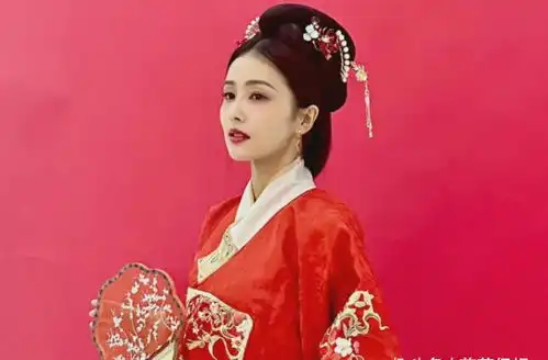 白鹿真的好适合古装红衣,长月烬明婚服造型真是太美了
