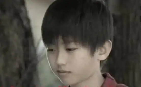 当红顶流明星蔡徐坤,旧照被扒,剧照一出沉默了
