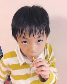 张艺谋陈婷深夜看电影趁孩子睡觉享受二人世界
