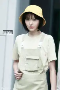 组图郑爽穿背带裤戴黄帽嘟嘴酷似樱桃小丸子