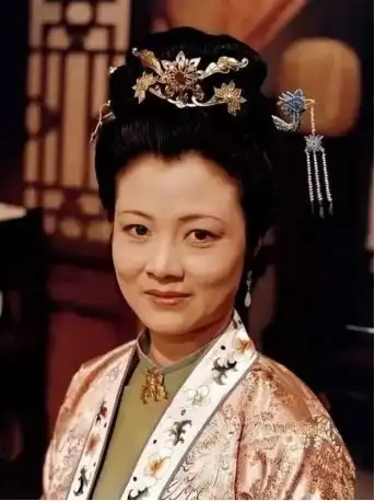 1983年,王贵娥到北京探亲,不愿回去了正好红楼梦在报纸上招演员,要能进组,至少要拍3年但王贵娥看了一圈,没她能演的这时,剧组负责人问她,有个工作你做不做
