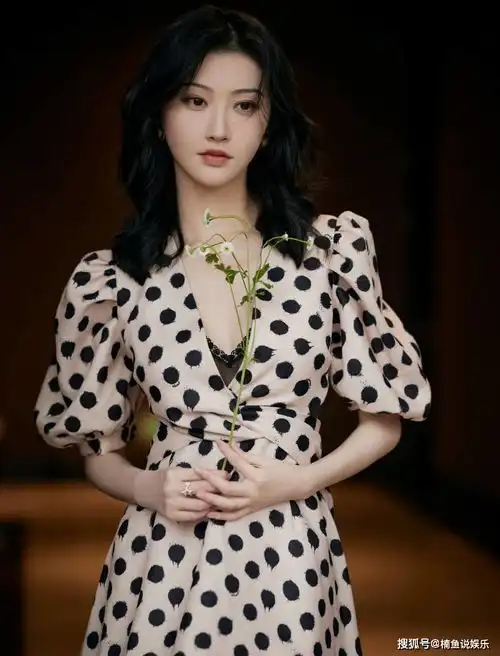 景甜复古泡泡袖好迷人弯弯柳叶眉气质出众,不愧是司藤小姐