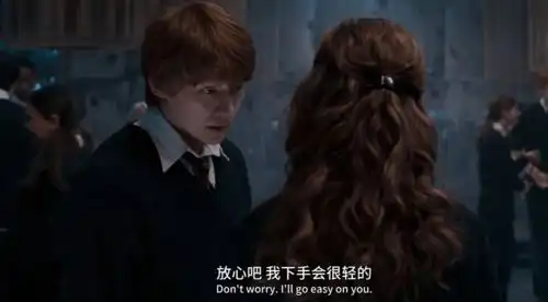 哈利波特手游这两张卡牌原画就是前后脚的事情,罗恩太惨啦

