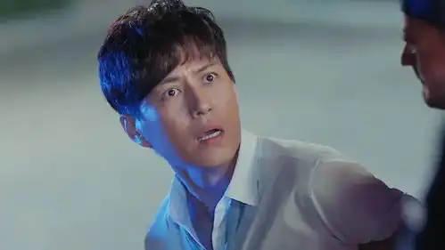 恋爱先生程皓救人反被诬陷,罗玥拿起酒瓶砸人脑袋,场面太残忍