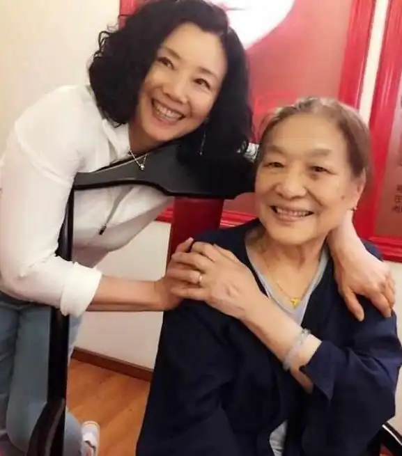 出道44年从不传绯闻,被陈宝国独宠了46年,37岁儿子帅气有才