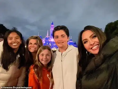 科比39岁遗孀带家人去迪士尼,故地重游笑容灿烂,小女儿神似父亲