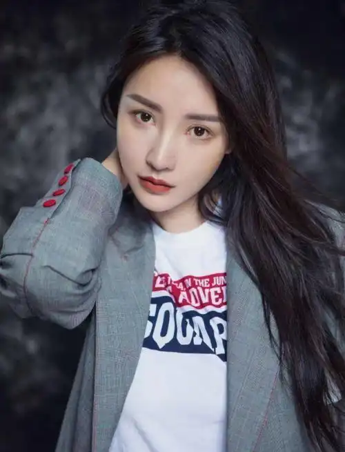 38岁柳岩写真近照,与往日对比差距明显,网友直呼认不出