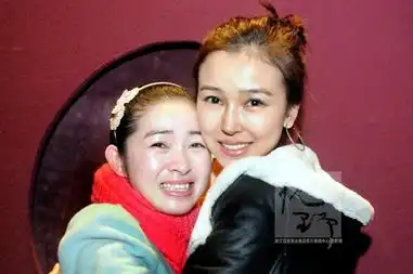 演员姚星彤素面简装现身杭城电影院
