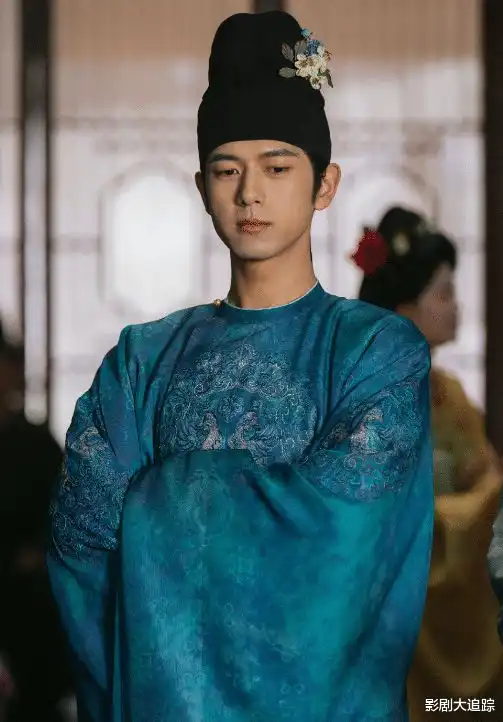 杨紫国色芳华造型曝光端庄优雅迷人眼,和李现同框好甜蜜