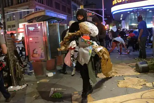 美国高档商品被盯上,犯罪分子成群结队打砸抢烧,洛杉矶或成天堂
