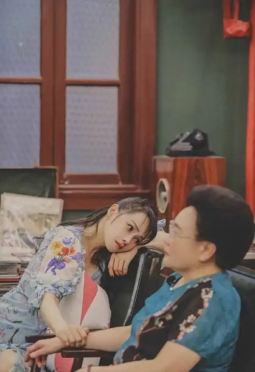 黄圣依张萌惊喜探班伊能静姐姐重聚跳舞氛围好