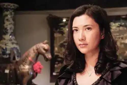 边潇潇直播时被空有其表刷屏,网友要求她赶紧向印小天道歉