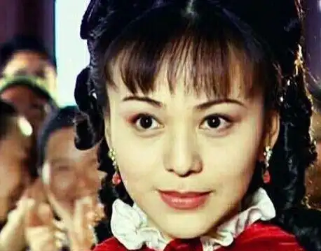 50岁的雪姨开百万豪车,连环保袋都是名牌,网友活得通透
