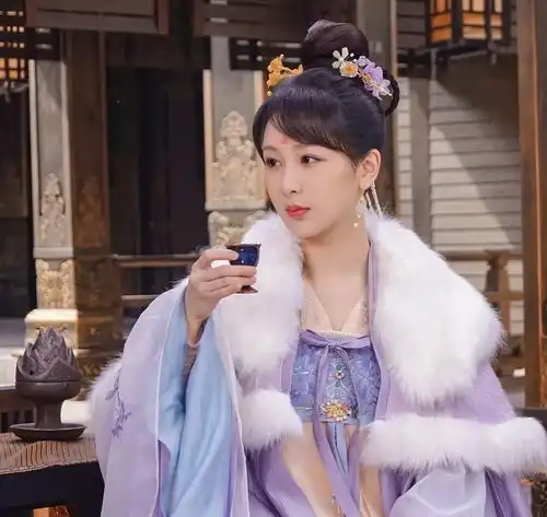 国色芳华杀青,看了杨紫的剧照,我才知道什么叫天选古人