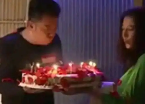 高圆圆为黄海波庆生照被疯传,患难见真情黄海波不时用手抹泪