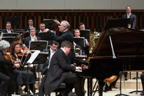 这一年国际乐坛,有欢庆也有对立2022音乐年鉴
