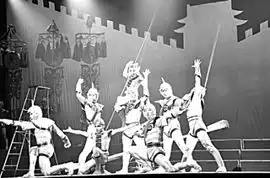 舞台艺术走下去走进去走出去