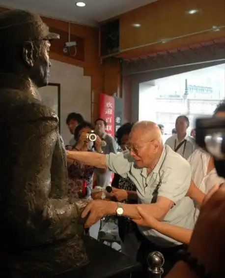 八佰王文川历史原型谢晋元教会他吹口琴,身份秘密藏了半生
