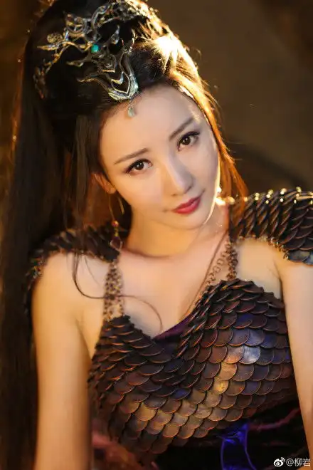 柳岩晒武动乾坤私房照铁鳞软猬甲上围突出尽显s曲线
