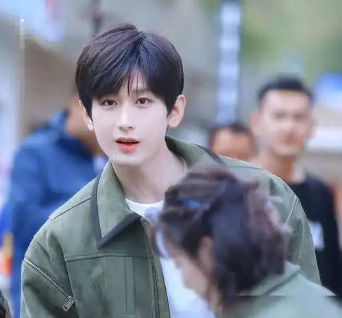 成毅王权路透成毅王权篇战损装曝光万剑穿心太心疼,公主抱李一桐好绝