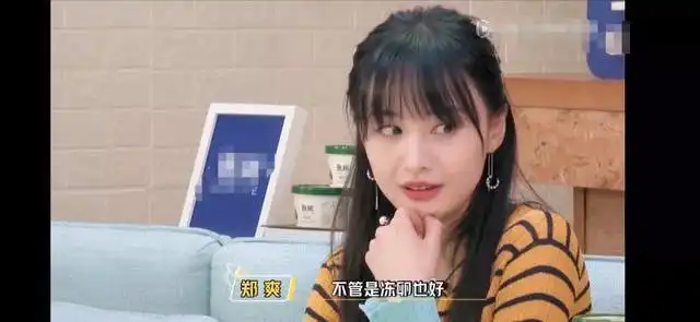 和前任生了一对双胞胎出生证明中母亲姓名拼音和郑爽相同
