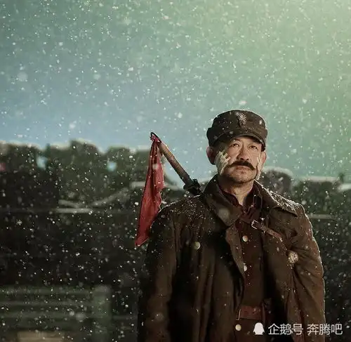 八佰电影里,陈树生为何不把手榴弹扔下去,而要抱着
