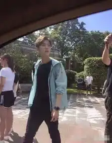 甜蜜暴击路透图,鹿晗显得腿短,关晓彤身高再长就不好搭戏了
