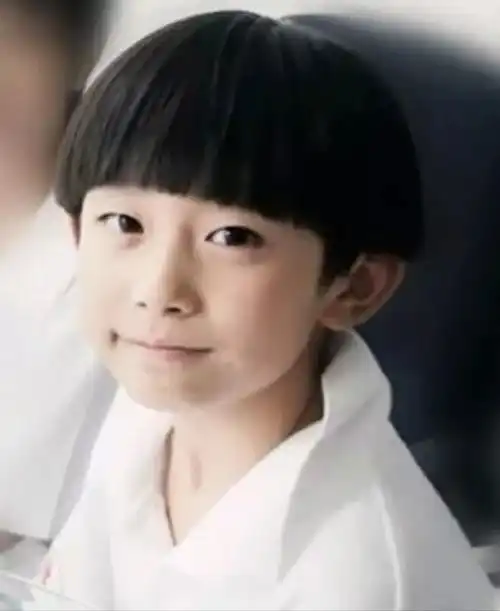 谋女郎刘浩存童年照曝光,与易烊千玺撞脸,被嘲像二人转演员