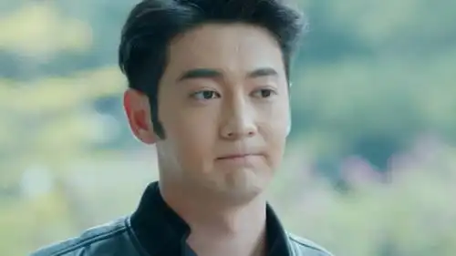 极速青春第27集01天野和唐棠拥抱起来,路杰看到失落离开