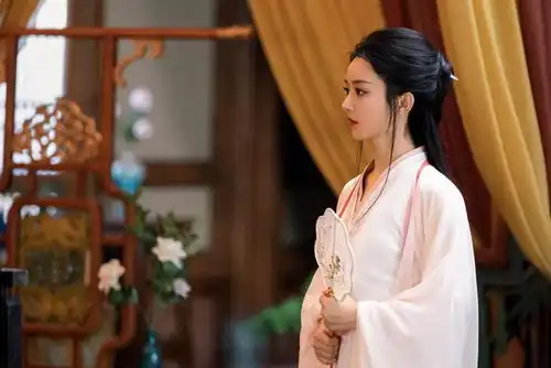 赵丽颖近照曝光,短发造型尽显飒爽干练,她在85花中已一骑绝尘
