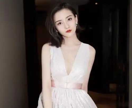 明星慈善夜红毯,肖战领带歪了,杨紫造型失败,杨颖全场最佳