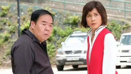 59岁邵美琪回巢拍剧,搭档老友关礼杰做夫妻,与tvb新晋小花饰演母女