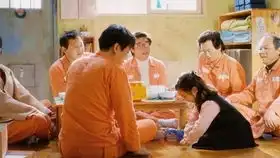 智障的爸爸为了给女儿买心爱的书包,却被陷害锒铛入狱,十一分中带你看完感人电影七号房的礼物