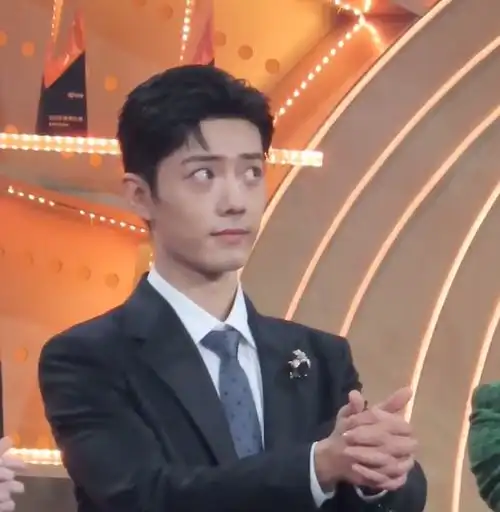 微博之夜暗流涌动杨幂杨颖拍照不带赵丽颖,王一博被观众骚扰
