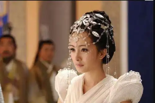 仙剑三雪见已经死掉陪在豆芽菜身边的是夕瑶
