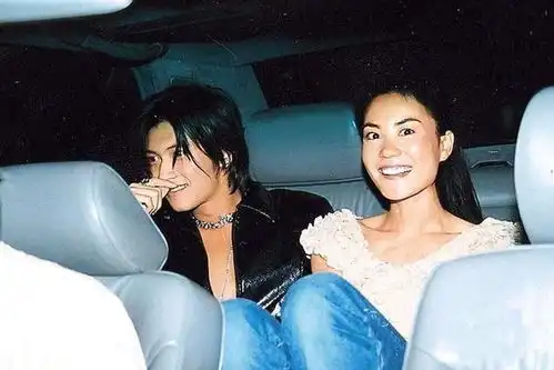 谢霆锋与王菲日本跨年低调同框撒狗粮,甜蜜暴击