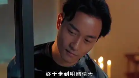 张国荣台上唱当年情,唱出满满兄弟情,台下周润发感动落泪
