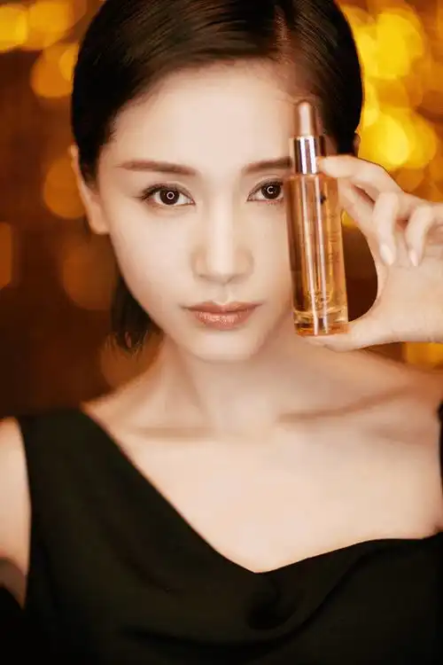 王子文4年前鸡蛋涂一脸,今天三千元面霜同时用2瓶和曲筱绡神同步