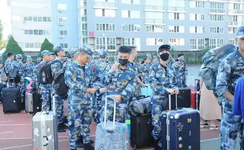 王俊凯面无表情参加军训幼时军装照萌翻,网友为校草打call
