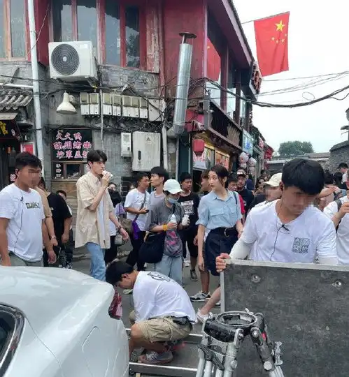 关晓彤林一胡同路透曝光,女方身高173男方187,大长腿超般配