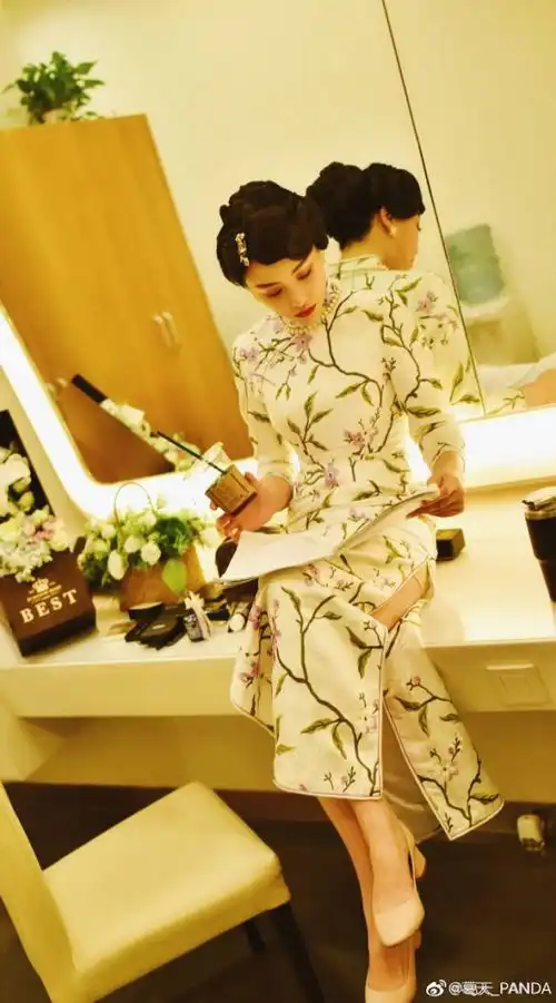 旗袍女神葛天舞台剧照曝光,气质优雅魅力十足
