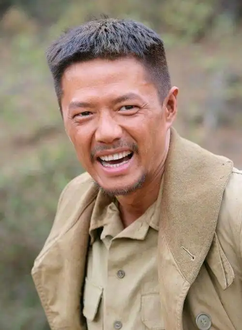 娱乐圈4位不靠颜值的演员,长相不够演技来凑,是影视圈的骄傲
