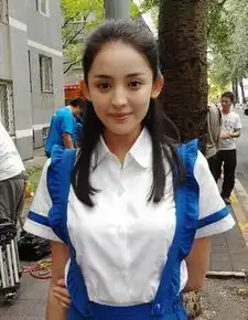 郑爽剧照曝光原来素颜是这样,同样穿校