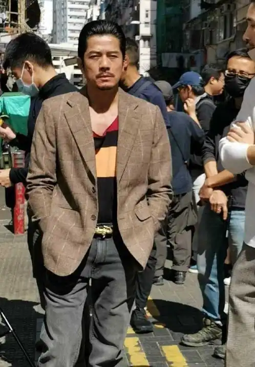 郭富城街头路透曝光皮肤黝黑消瘦不少,饰演反派挑战龅牙造型