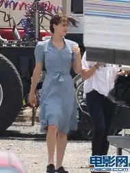 饥饿游戏片场詹妮弗劳伦斯亮相雷神弟弟强壮
