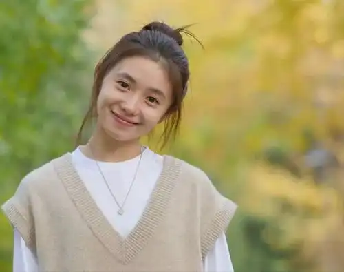 谋女郎刘浩存童年照曝光,与易烊千玺撞脸,被嘲像二人转演员