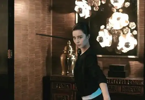 范冰冰穿露肩礼服惊艳亮相,黑金连指红唇诱人,网友颜值太绝了