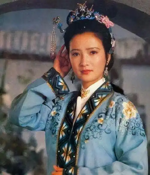 凑巧还是命中注定看到年轻时的何晴,才知她为啥与四大名著结缘